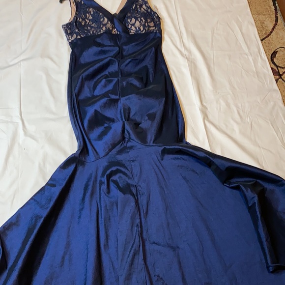 R & M Richards
V Neck Sleeveless long flowing Gown - Picture 3 of 5